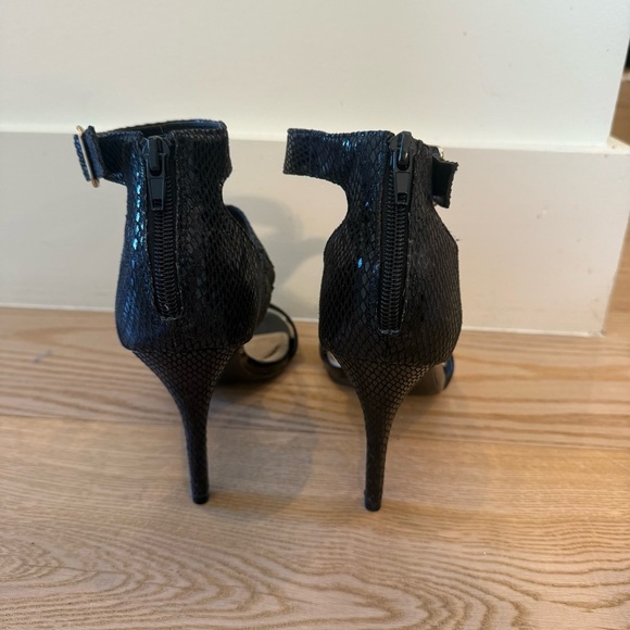 Impo Black Python Snake Print Zip Back Strappy Heels Sz 8 Classic Punk Goth - Picture 4 of 7